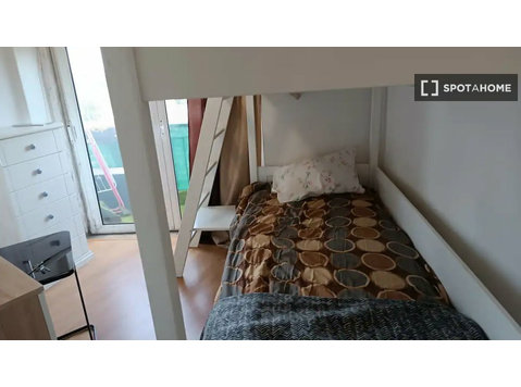 Cozy room for rent in Damaia, Lisbon - Disewakan