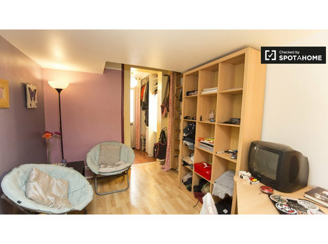Cozy room in 4-bedroom apartment in Avenidas Novas - K pronájmu