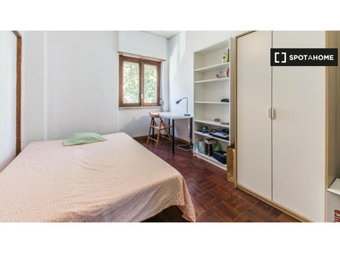 Cozy room in 6-bedroom apartment in Campo de Ouri, Lisbon - Na prenájom