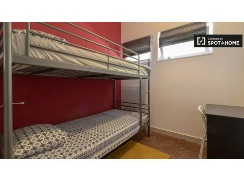 Chambre confortable dans une maison de 6 chambres à Oeiras,… - À louer