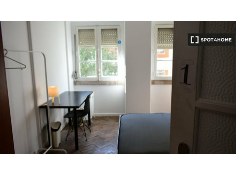 Lizbon, Arroios'da 7 yatak odalı dairede rahat oda - Kiralık