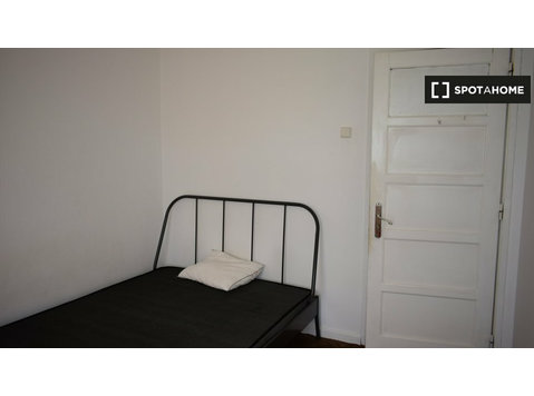 Cozy room in 7-bedroom apartment in Arroios, Lisbon - Vuokralle