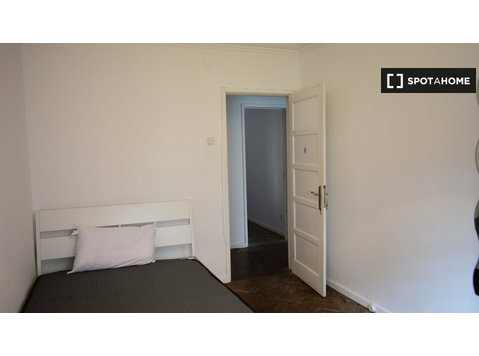 Lizbon, Arroios'da 7 yatak odalı dairede rahat oda - Kiralık