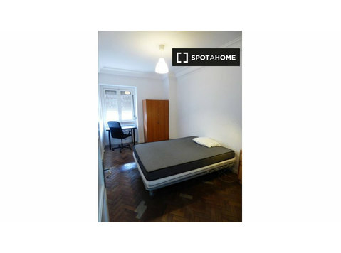 Przytulny pokój w 7-pokojowym mieszkaniu w Arroios, Lizbona - Do wynajęcia
