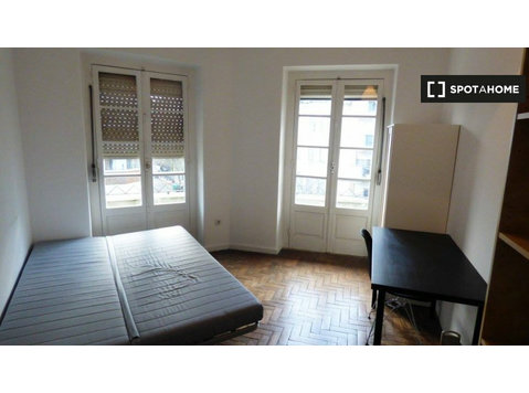 Cozy room in 7-bedroom apartment in Arroios, Lisbon - De inchiriat