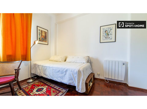 Hübsches Zimmer zur Miete in einer 4-Zimmer-Wohnung in… - Zu Vermieten