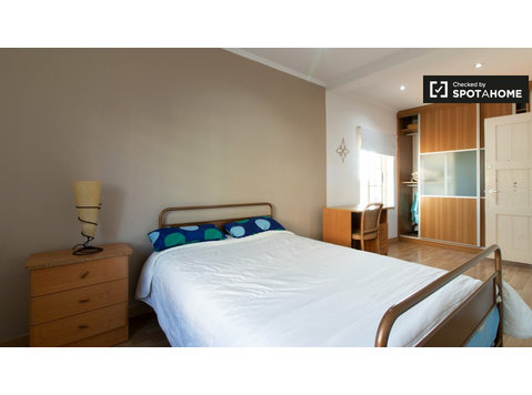 Double room for rent, 3-bedroom house, Almada, Lisbon - Disewakan