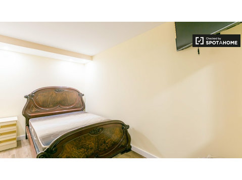 Lizbon, Famões'deki 11 yatak odalı evdeki en-suite oda - Kiralık