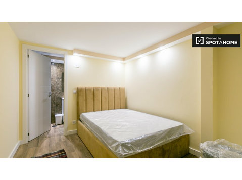 Ensuite room in 11-bedroom house in Famões, Lisbon - For Rent