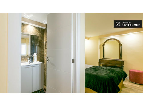Pokój z łazienką w domu z 11 sypialniami w Famões w Lizbonie - Do wynajęcia