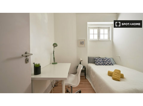 Möbliertes Zimmer in 13-Zimmer-Wohnung in Santo Antóni - Zu Vermieten