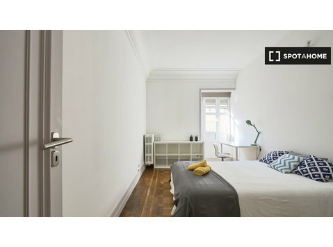 Quarto mobiliado em apartamento de 13 quartos em Santo… - Aluguel