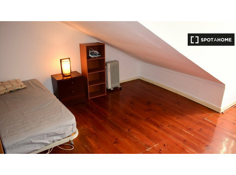 Chambre meublée dans un appartement de 5 chambres à… - À louer
