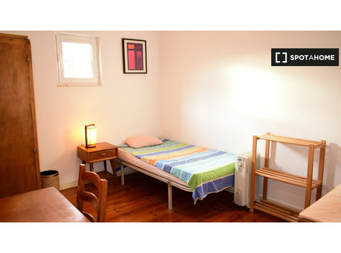 Quarto mobiliado em apartamento de 5 quartos em Arroios,… - Aluguel
