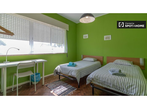 Chambre meublée dans une maison de 6 chambres à Oeiras,… - À louer