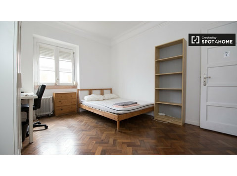 Huge room for rent in Arroios, Lisbon - For Rent