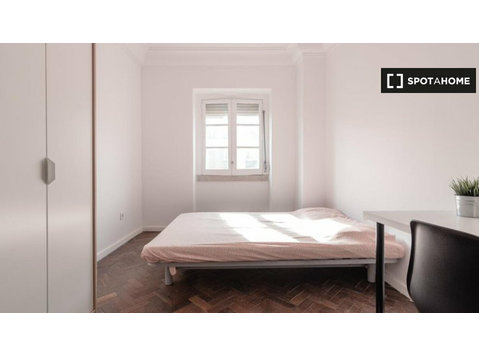 Riesiges Zimmer zu vermieten in Arroios, Lissabon - Zu Vermieten
