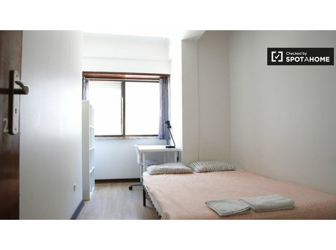Large room in 10-bedroom apartment in Areeiro, Lisboa - За издавање