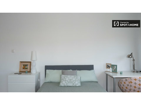 Duży pokój w 4-pokojowym mieszkaniu w Amadora, Lisboa - Do wynajęcia