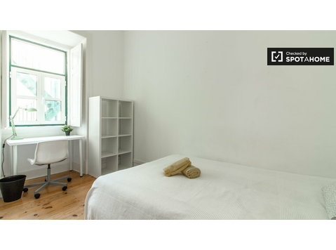 Grande quarto em apartamento de 7 quartos em Arroios, Lisboa - Aluguel