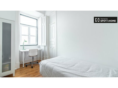 Light room in 7-bedroom apartment in Arroios, Lisboa - For Rent