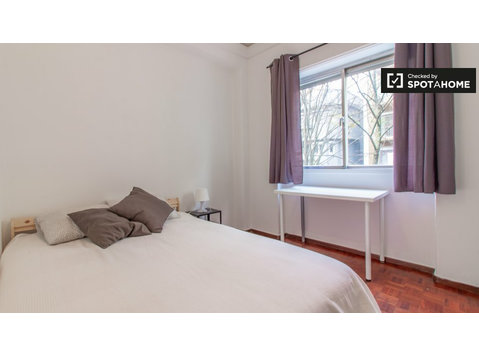 Light room in 9-bedroom apartment in Avenidas Novas, Lisboa - Vuokralle