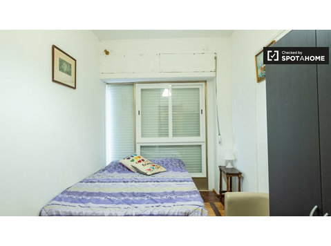 Schönes Zimmer zur Miete in 6-Zimmer-Wohnung, Avenidas Novas - Zu Vermieten