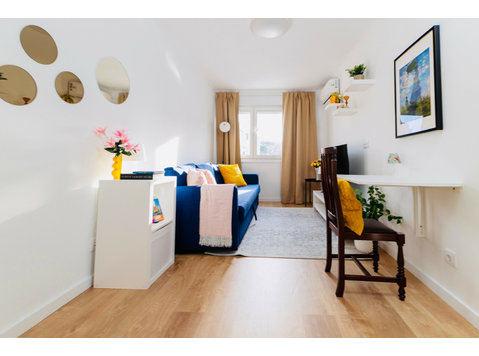 Flatio - all utilities included - Modern 3 bedroom flat in… - Na prenájom