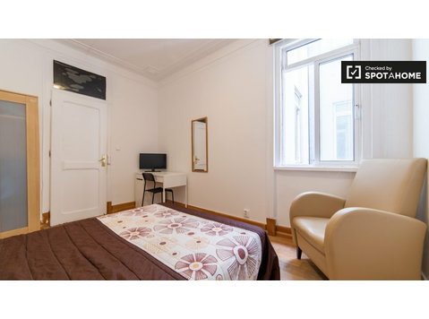 Modern room for rent in 6-bedroom apartment in Arroios - เพื่อให้เช่า