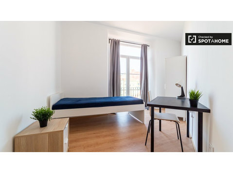 Moderna camera in affitto in appartamento con 9 camere da… - In Affitto