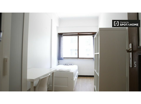 Modern room in 10-bedroom apartment in Areeiro, Lisboa - За издавање