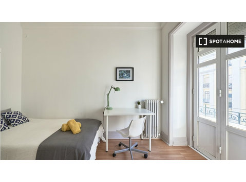 Quarto moderno em apartamento de 13 quartos em Santo António - Aluguel