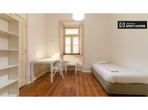 Modern room in 6-bedroom apartment in Santo António, Lisboa - For Rent
