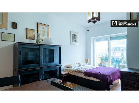 Nice room for rent in 6-bedroom apartment, Avenidas Novas - For Rent