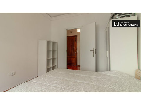 Pièce ouverte dans un appartement de 9 chambres à Avenidas… - À louer