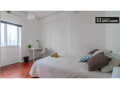 Open room in appartamento con 9 camere da letto in Avenidas… - In Affitto