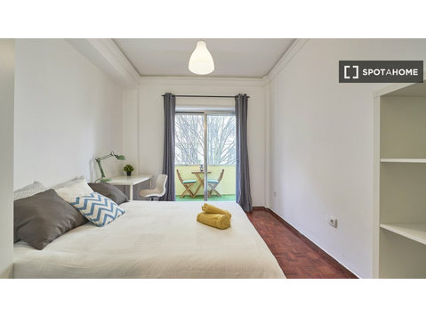 Habitación abierta en un apartamento de 9 habitaciones en… - Alquiler