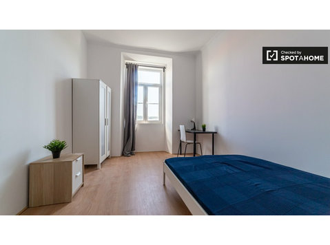 Renovated room for rent in 9-bedroom apartment in Benfica - Аренда