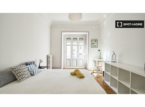 Renoviertes Zimmer in einer 13-Zimmer-Wohnung in Santo… - Zu Vermieten
