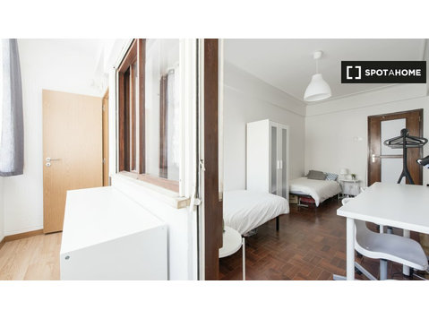 Room for rent, 10-bedroom apartment, Saldanha, Lisbon - For Rent