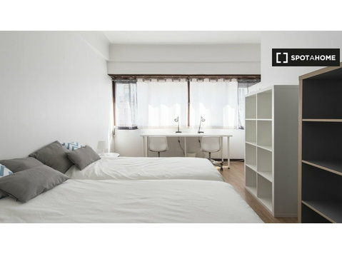Room for rent, 10-bedroom apartment, Saldanha, Lisbon - Под наем
