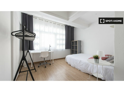 Room for rent, 10-bedroom apartment, Saldanha, Lisbon - Aluguel