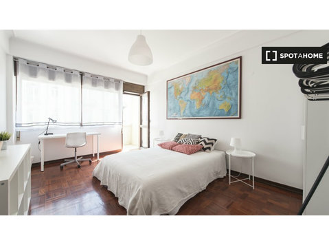 Room for rent, 10-bedroom apartment, Saldanha, Lisbon - За издавање