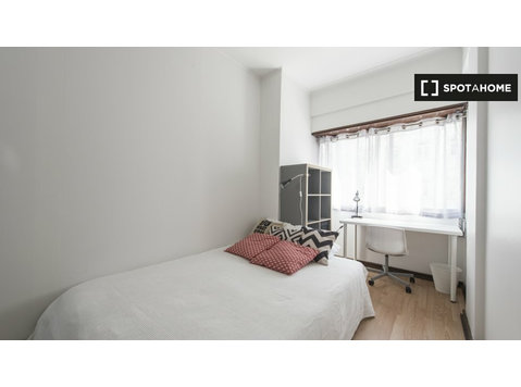 Room for rent, 10-bedroom apartment, Saldanha, Lisbon - For Rent