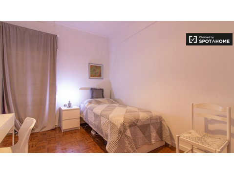Quarto para alugar, apartamento de 3 quartos, São Domingos… - Aluguel