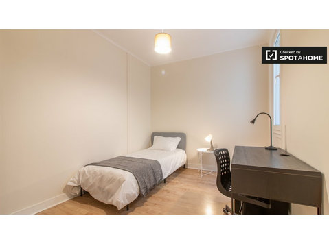 Room for rent, 5-bedroom apartment, Avenidas Novas, Lisbon - Ενοικίαση