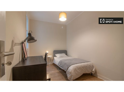 Room for rent, 5-bedroom apartment, Avenidas Novas, Lisbon - Za iznajmljivanje