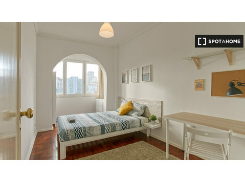 Zimmer zu vermieten, 5-Zimmer-Wohnung, Benfica, Lissabon - Zu Vermieten