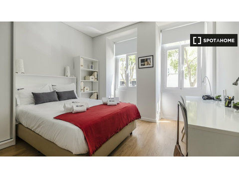 Room for rent in 1-bedroom residence in Av. Novas, Lisbon - Под наем