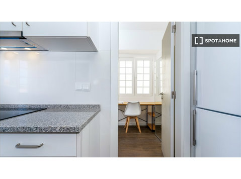 Zimmer zu vermieten in einer 10-Zimmer-Wohnung in Amadora,… - Zu Vermieten